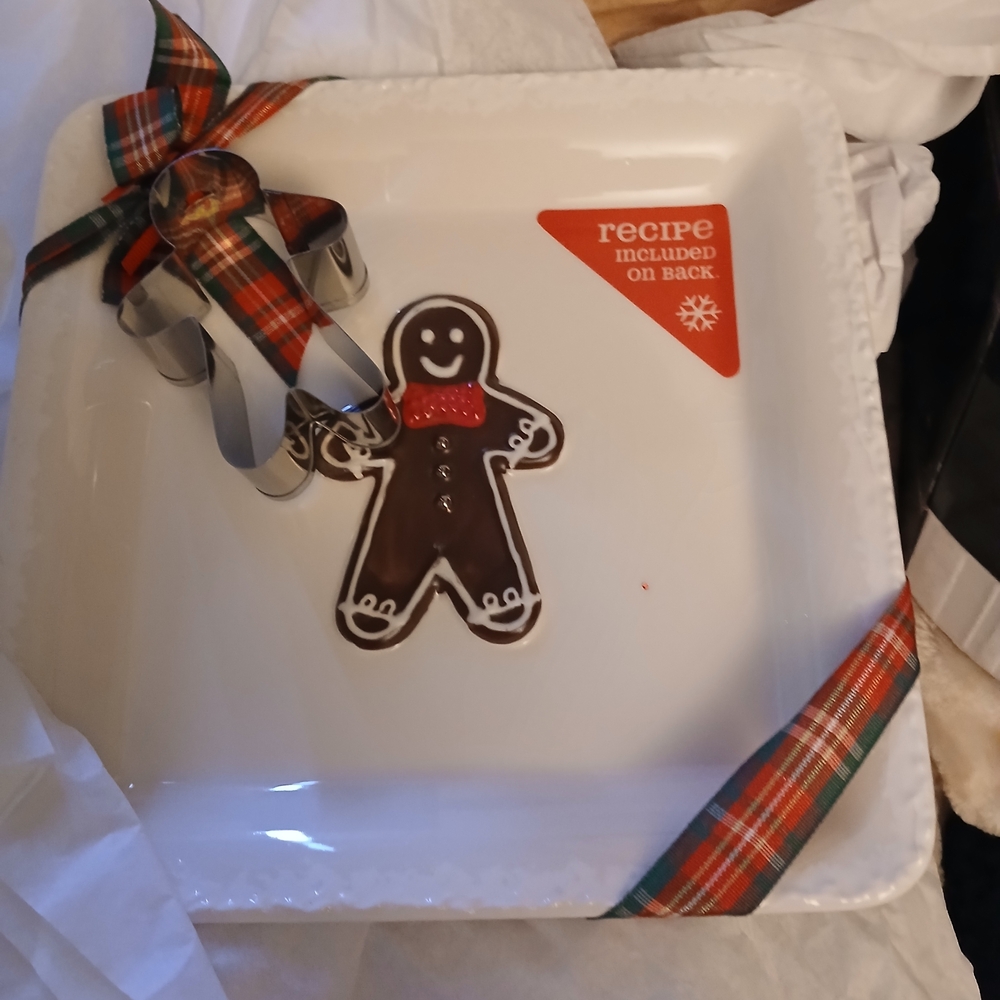 Festive Gingerbread Cookie Plate with Cutter